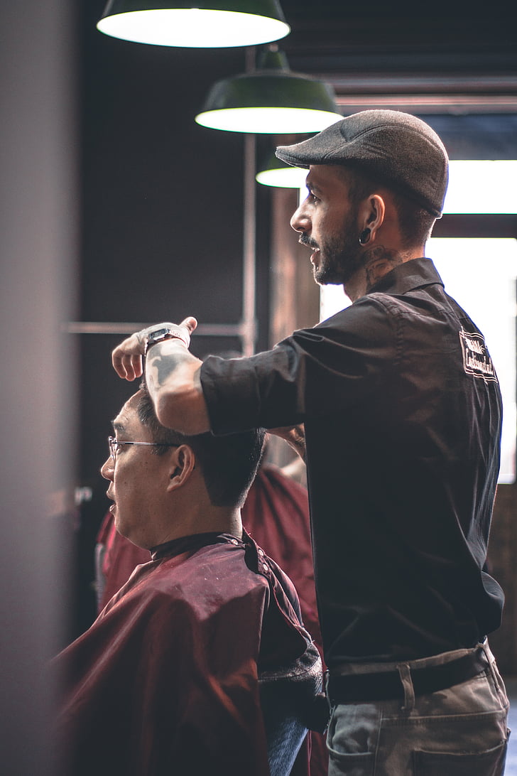 barbeiro fazendo a barba do cliente